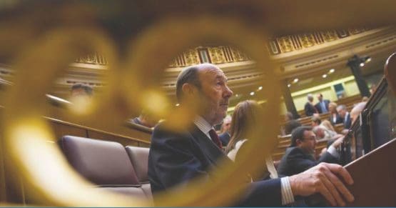 Rubalcaba, discreto paseante en Majadahonda y «león» en el Congreso