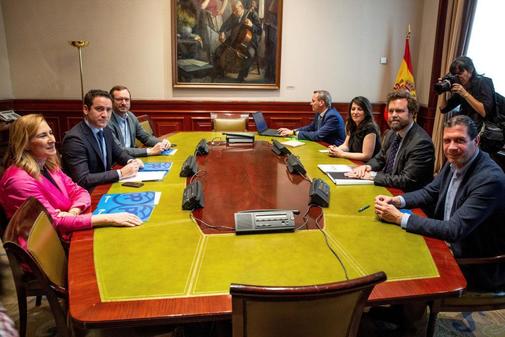 Pactos Oeste Madrid: PP, Cs y Vox esconden sus cartas y sacan sus plumas con PSOE a la espera