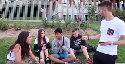 El «youtuber» Arturo retrata los «vicios» de los jóvenes de Majadahonda