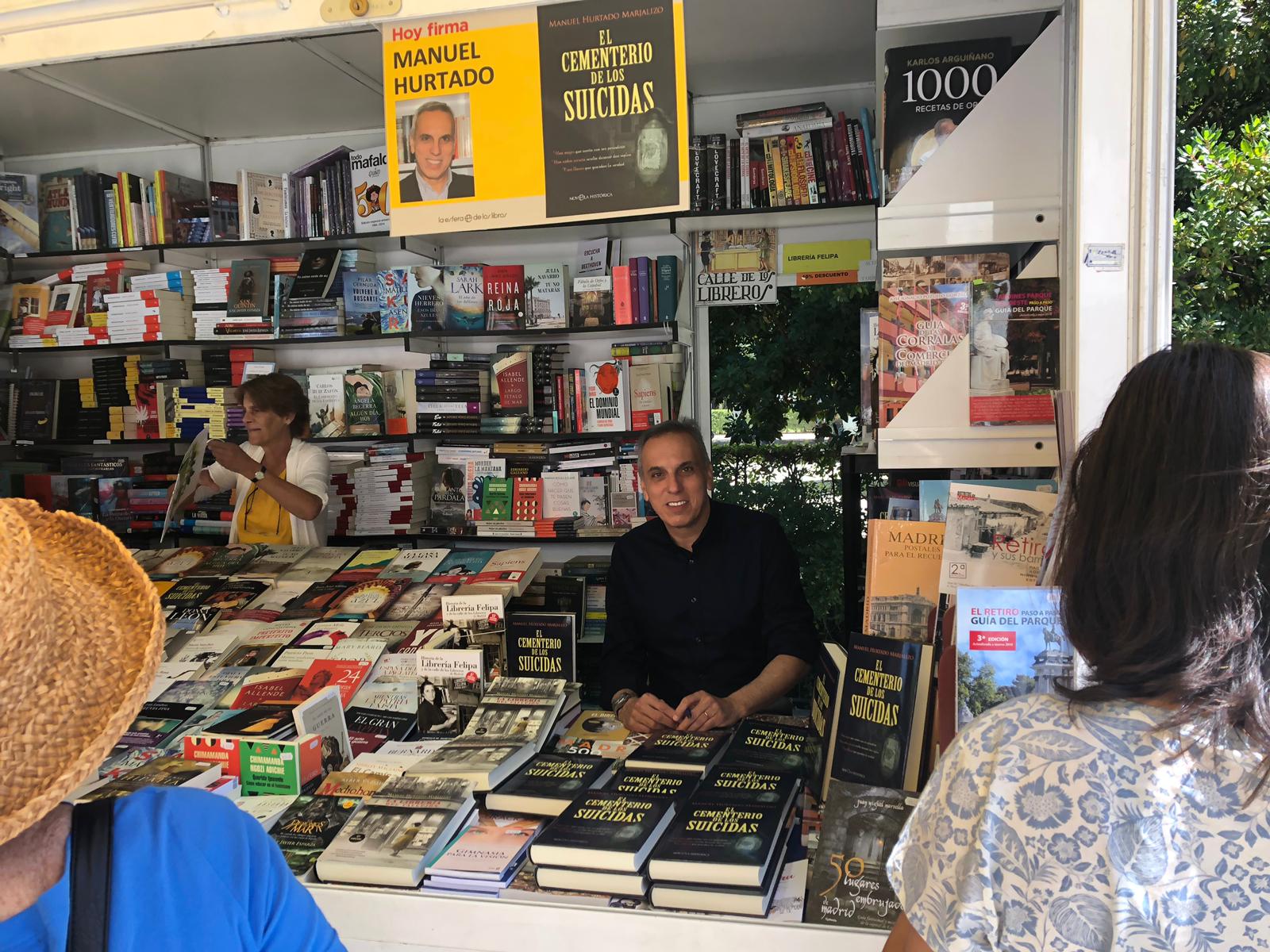 El escritor majariego Manuel Hurtado firmó ejemplares en la Feria del Libro de Madrid 2019