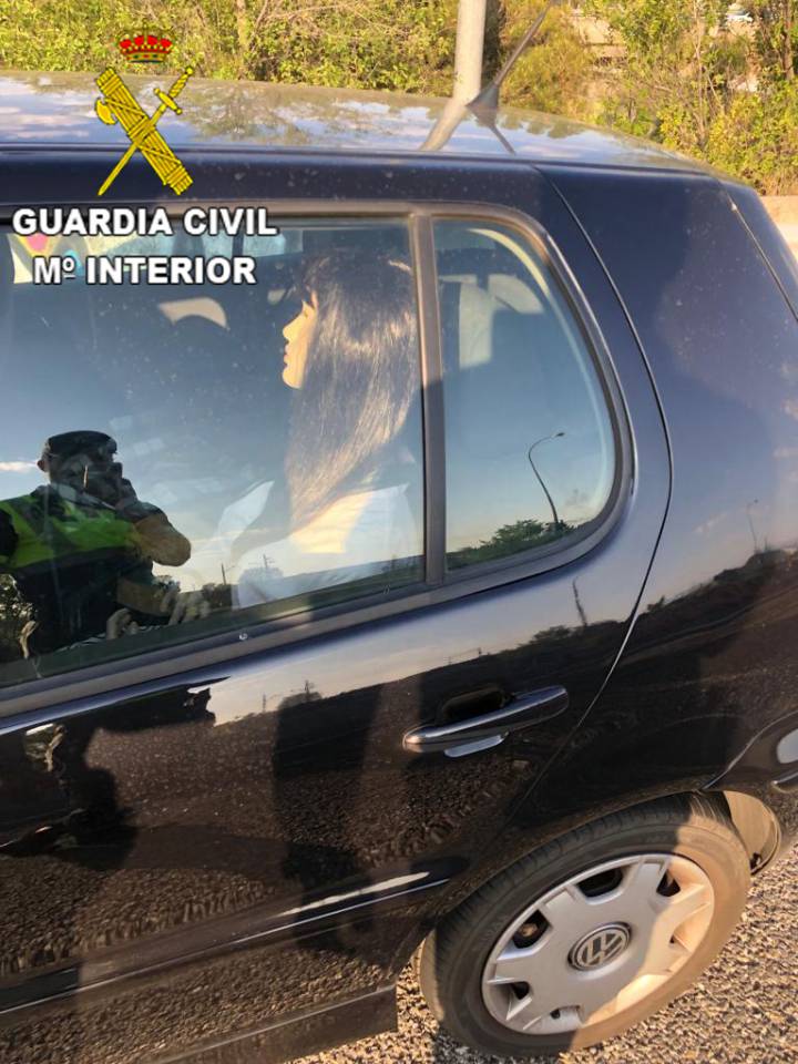 Guardia Civil multa con 200 € a una conductora que iba con un maniquí por el Bus Vao (A-6)