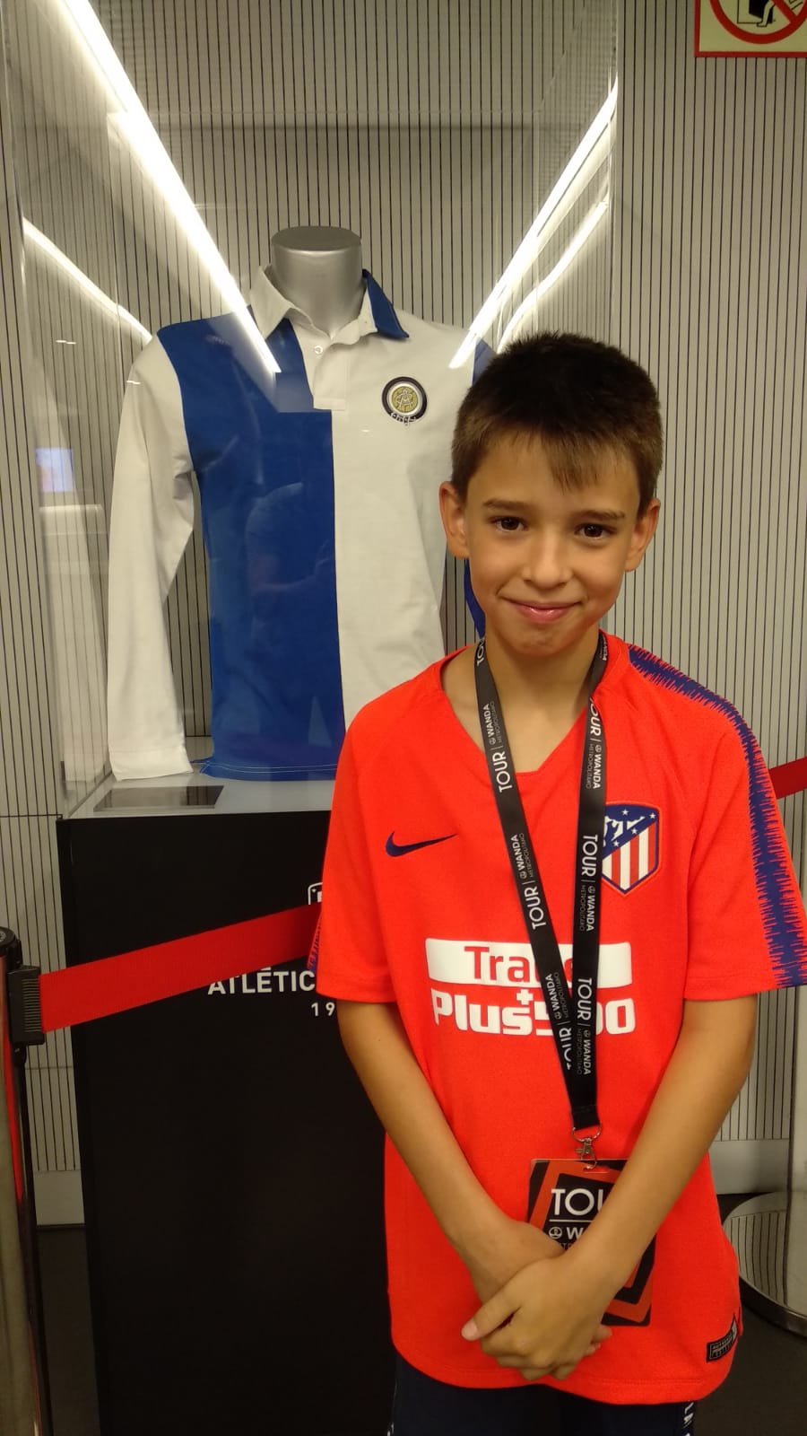 Un niño de Majadahonda recibe como cumpleaños una camiseta de manos de Joao Félix (At. Madrid)