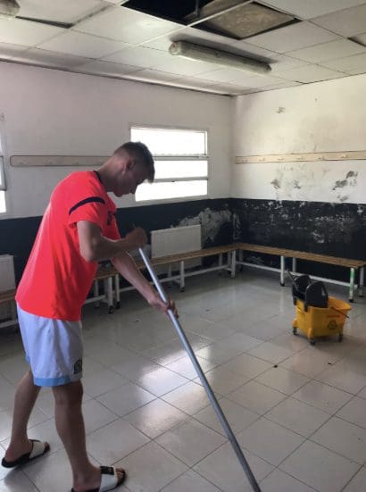 El nuevo Rayo Majadahonda se compromete a arreglar este verano los vestuarios que asombraron al Brockhall (Inglaterra)