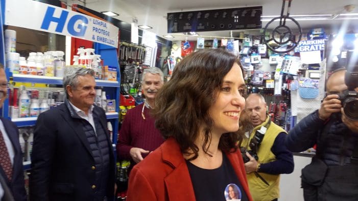 La presidenta madrileña Isabel Ayuso (PP) sugiere desde Majadahonda la fusión PP-Vox La presidenta madrileña Isabel Ayuso (PP) sugiere desde Majadahonda la fusión PP-Vox