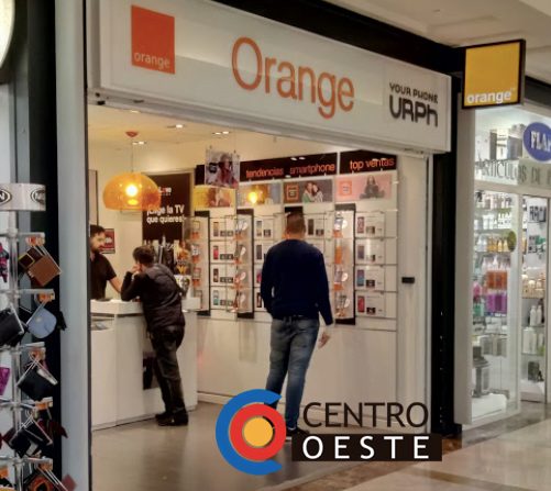 4 encapuchados asaltan con mazas y clientes dentro la tienda Orange del Carralero (Majadahonda)