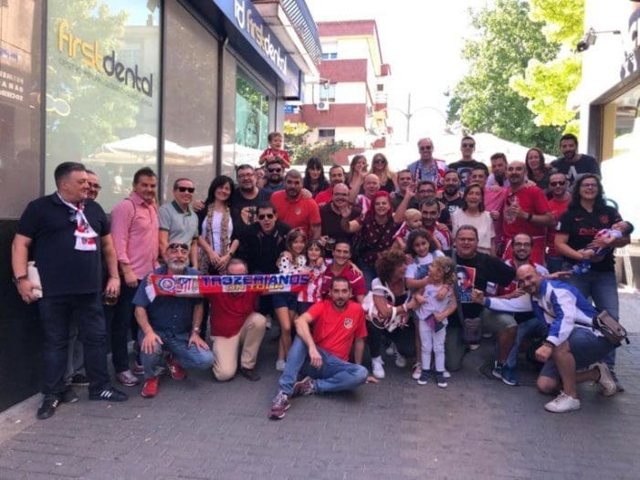 Aficionados de Majadahonda regalan por sorpresa a Adelardo la letra “C” del Estadio Vicente Calderón Aficionados de Majadahonda regalan por sorpresa a Adelardo la letra “C” del Estadio Vicente Calderón