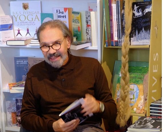 José Molina Melgarejo presenta en Majadahonda «El Retrovisor» tras el éxito de «El alma desnuda» en la librería «Las rubias también leen»