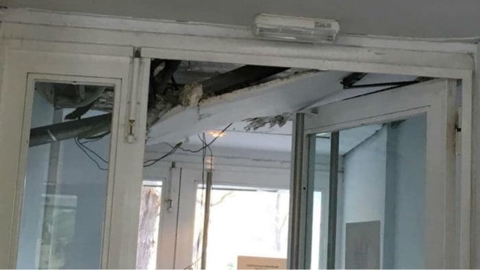 Revuelo en el Centro de Salud Cerro del Aire en Majadahonda tras la caída de un falso techo Revuelo en el Centro de Salud Cerro del Aire en Majadahonda tras la caída de un falso techo