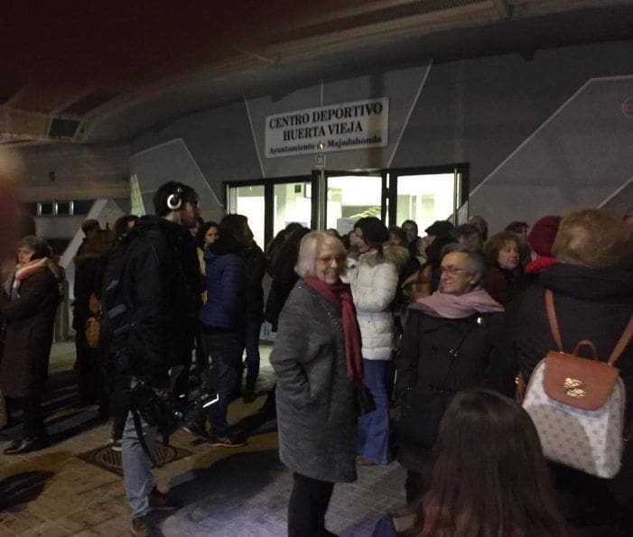 200 vecinos de Majadahonda se concentran en Huerta Vieja para protestar por el deterioro municipal al grito de “¡obras ya!” 200 vecinos de Majadahonda se concentran en Huerta Vieja para protestar por el deterioro municipal al grito de “¡obras ya!”