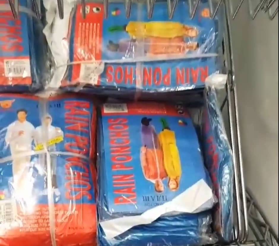 El Hospital de Majadahonda entrega “ponchos” chinos a los sanitarios como protección