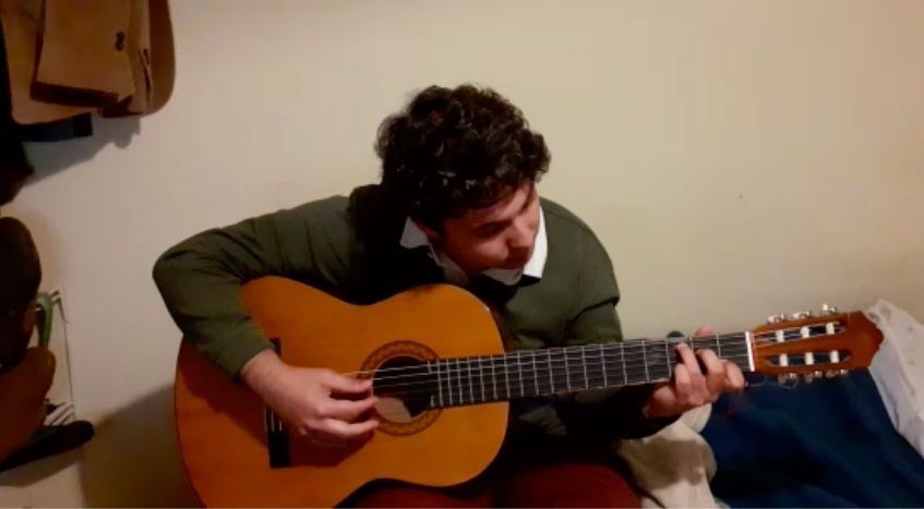 El músico de Majadahonda Pablo Aldecoa compone una canción a los medios de comunicación