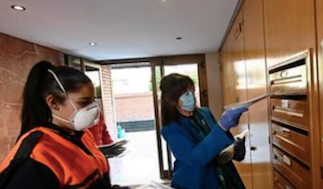 Los alcaldes de Pozuelo y Boadilla comienzan a repartir mascarillas en las casas: Majadahonda y Las Rozas aún no tienen