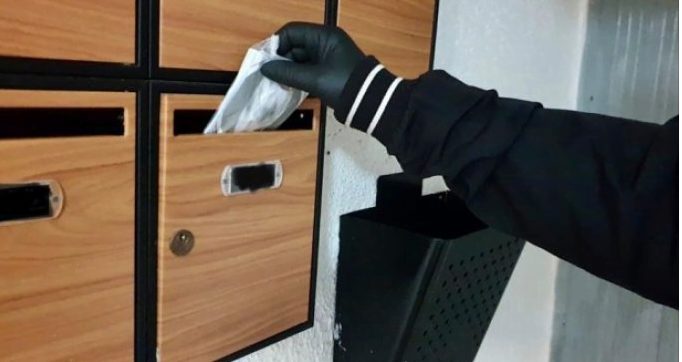 Vecinos del Carralero (Majadahonda) reclaman mascarillas en sus buzones con la misma urgencia que las papeletas de voto