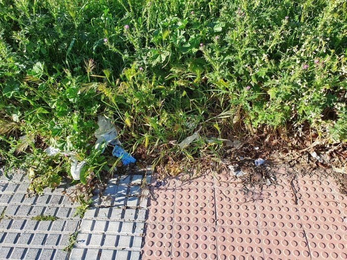 Un vecino de Majadahonda denuncia que los guantes usados contra el coronavirus en un Mercadona se abandonan en la calle Un vecino de Majadahonda denuncia que los guantes usados contra el coronavirus en un Mercadona se abandonan en la calle