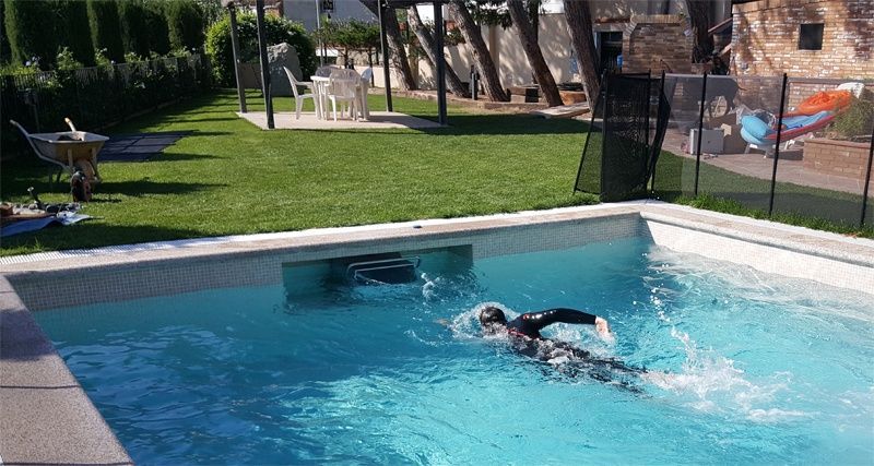 Un bañista con neopreno inaugura la piscina de verano en la urbanización Las Huertas de Majadahonda