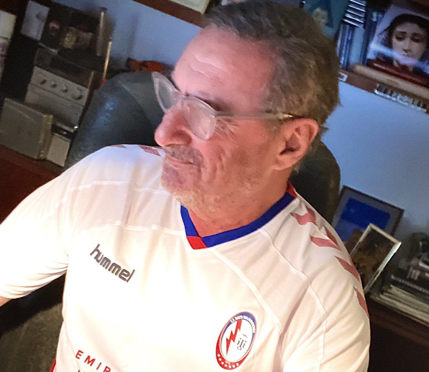El periodista radiofónico Carlos Herrera presenta su programa con la camiseta del Rayo Majadahonda