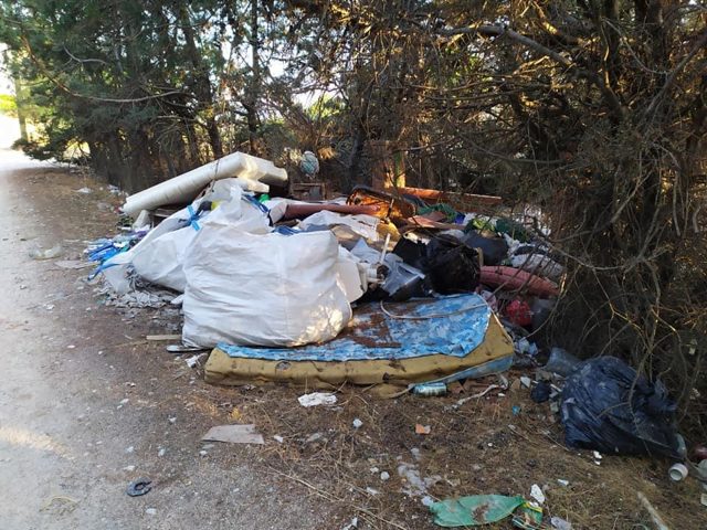 Los vecinos denuncian con fotos que la Dehesa de Majadahonda se ha convertido en un vertedero