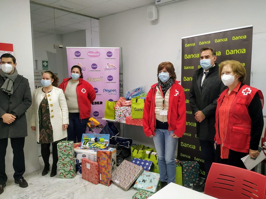 Cruz Roja Majadahonda-Las Rozas reparte 410 juguetes, 100 donados por empleados de Bankia y Famosa