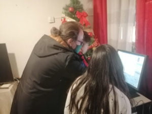 Una ONG entrega ordenadores escolares a niños sin ellos en Las Rozas, Majadahonda, Villalba, Galapagar