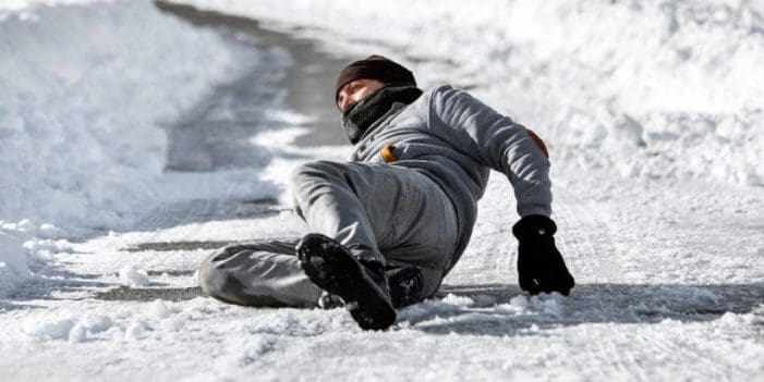 Hielo y Nieve en Majadahonda: 50 personas con golpes en la cabeza y más de 100 con fracturas de muñeca y codo Hielo y Nieve en Majadahonda: 50 personas con golpes en la cabeza y más de 100 con fracturas de muñeca y codo