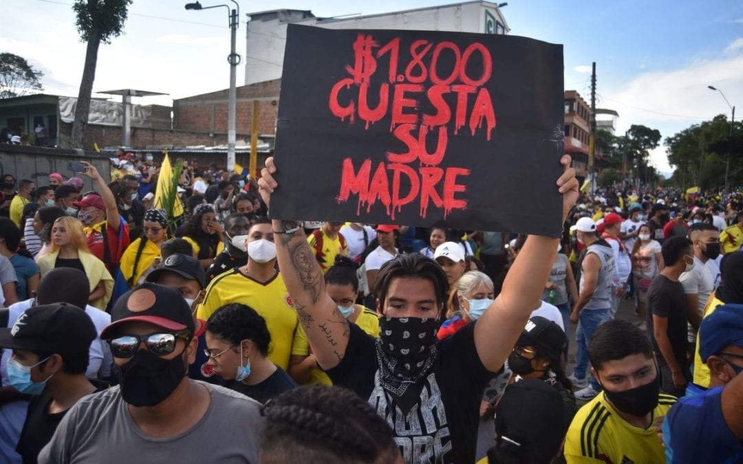 Los emigrantes colombianos en Majadahonda protestan contra la subida de impuestos que se ha cobrado ya 19 muertos