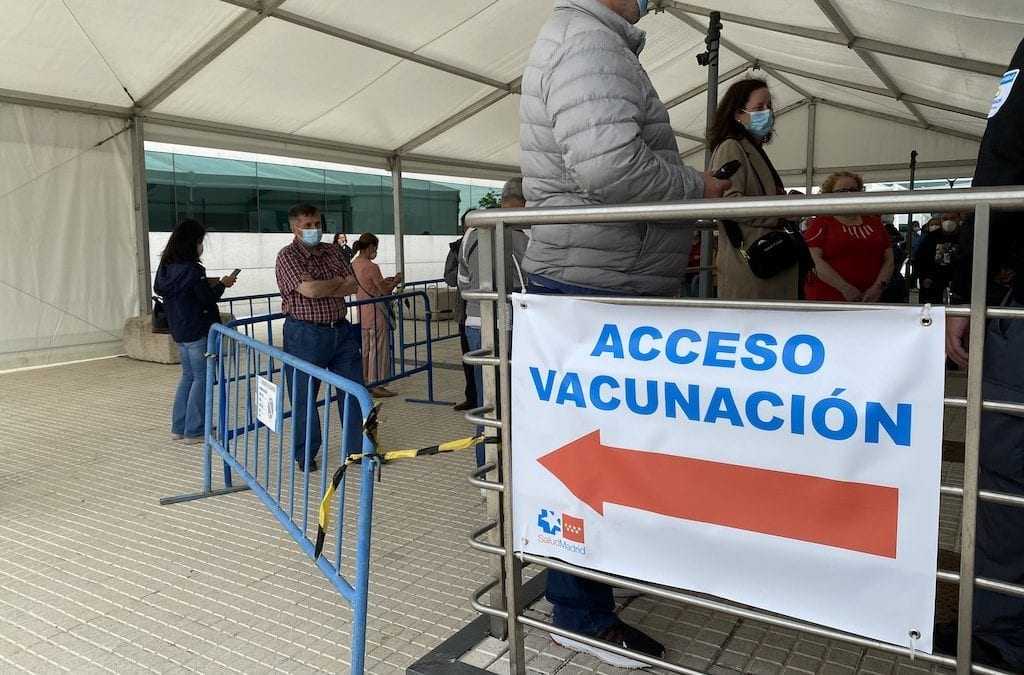 Puerta de Hierro Majadahonda vacuna eficazmente a los menores de 60 años pero el Ayuntamiento falla