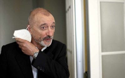 El escritor Pérez-Reverte contesta con ironía a los «ofendidos» por vacunarse en Majadahonda