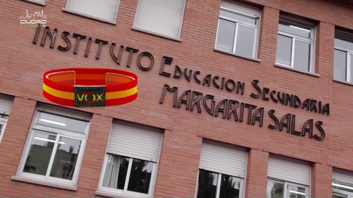 Una profesora del Margarita Salas (Majadahonda) denuncia que Vox aprovecha su Concejalía para regalar pulseras políticas a los niños