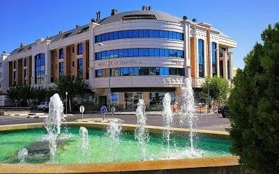 Lecturas de Verano (Majadahonda 2021): la plaza de los Jardinillos en “Amapolas y otros crímenes” por Begoña Delclaux (VI)