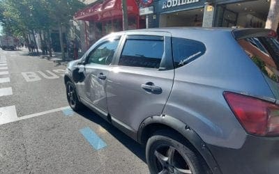 Un conductor de autobús «arrasa» un coche en Majadahonda y los vecinos afloran los fallos de gestión viaria