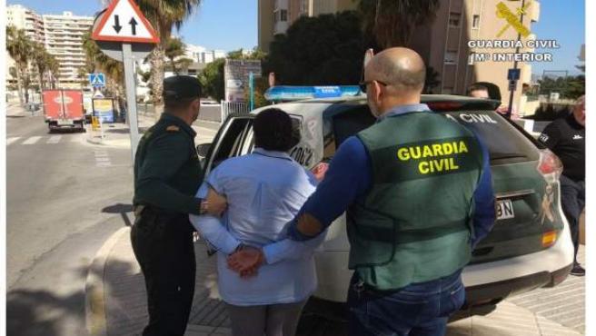 Detenida en Alicante la pareja de rumanos que atracaba en Majadahonda con el «método del abrazo»