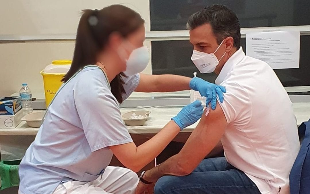 Pedro Sánchez se vacuna en Majadahonda y anuncia que este es el último sábado con mascarilla en las calles