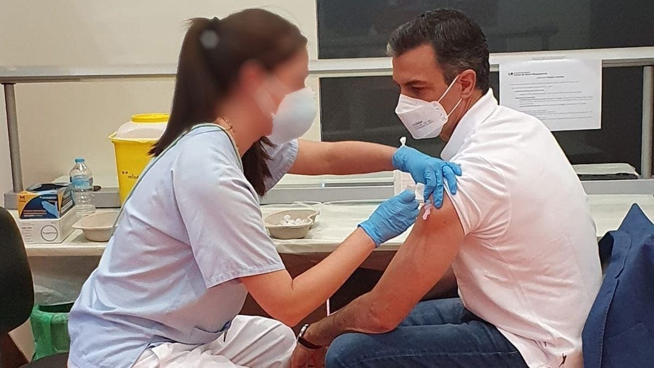 Pedro Sánchez se vacuna en Majadahonda y anuncia que este es el último sábado con mascarilla en las calles