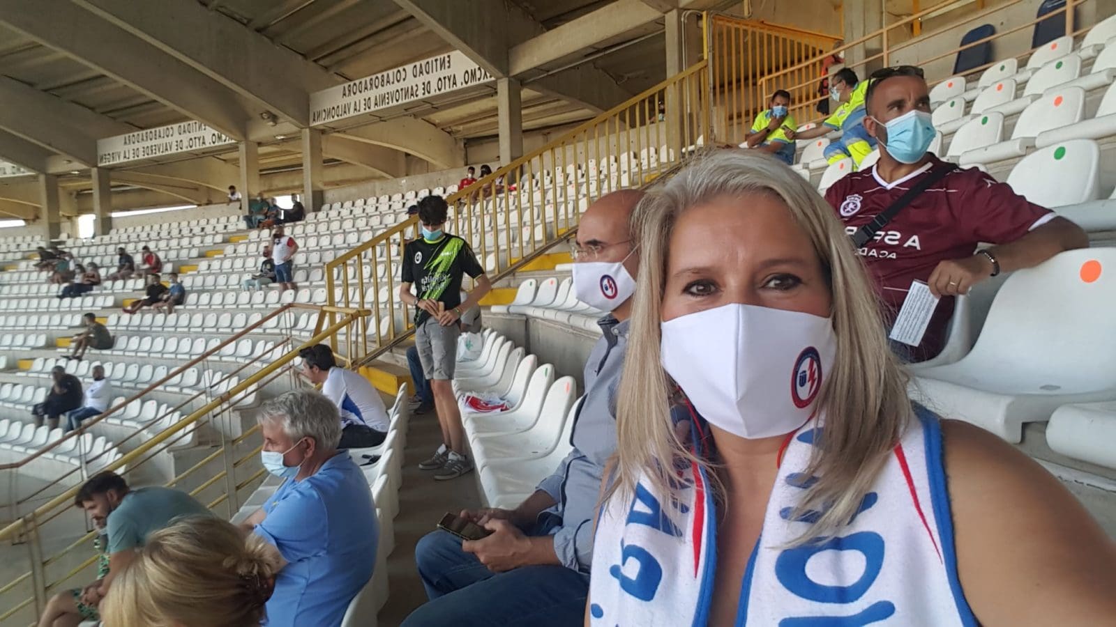 20 aficionados del Rayo Majadahonda acudieron a León y festejaron una victoria «trending topic» ante la Cultural Leonesa