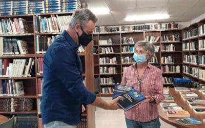 Pedro Larrañaga, el «genio» de la Inteligencia Artificial de Majadahonda, dona sus libros a Placencia de las Armas (País Vasco)