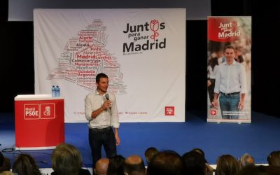 El nuevo candidato a líder del PSOE de Madrid alerta en Majadahonda que la gente lee más prensa local que nacional porque «es más neutra»