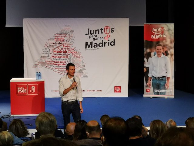 El nuevo candidato a líder del PSOE de Madrid alerta en Majadahonda que la gente lee más prensa local que nacional porque «es más neutra»