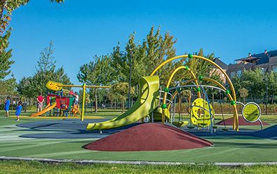 El Ayuntamiento de Majadahonda dice que invertirá en caminos y parques infantiles cuyo mantenimiento ya tiene contratado