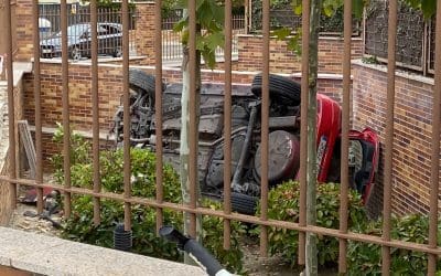 Cuatro jóvenes de Majadahonda iban en el coche que «voló» y se estrelló en un jardín: huída y detención por la policía