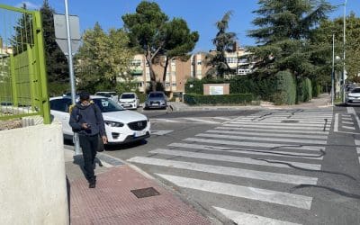 Una mujer se desvanece en un paso de cebra de Majadahonda y queda tendida en la carretera junto al colegio Antonio Machado y Las Huertas