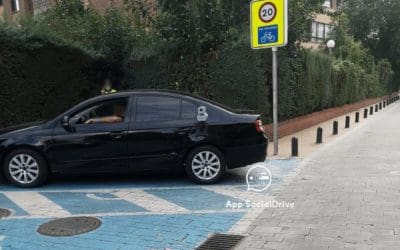 Sorprenden a un coche de policía de Majadahonda invadiendo una plaza de discapacitados