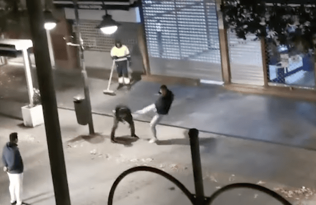 Una cámara capta una violenta pelea de «kick boxing» en la Gran Vía de Majadahonda