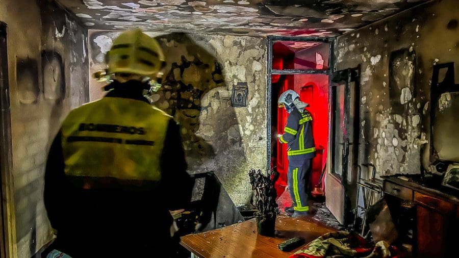 Una anciana de 85 años y su cuidadora, heridas por un incendio de madrugada en su casa de Majadahonda