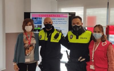 La policía de Majadahonda alerta a los mayores sobre robos en bancos y domicilios: charla sobre seguridad en la sede de Cruz Roja