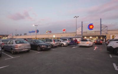 Los robos con engaño a mujeres y ancianos dentro del coche llegan hasta el parking de Carrefour en Majadahonda