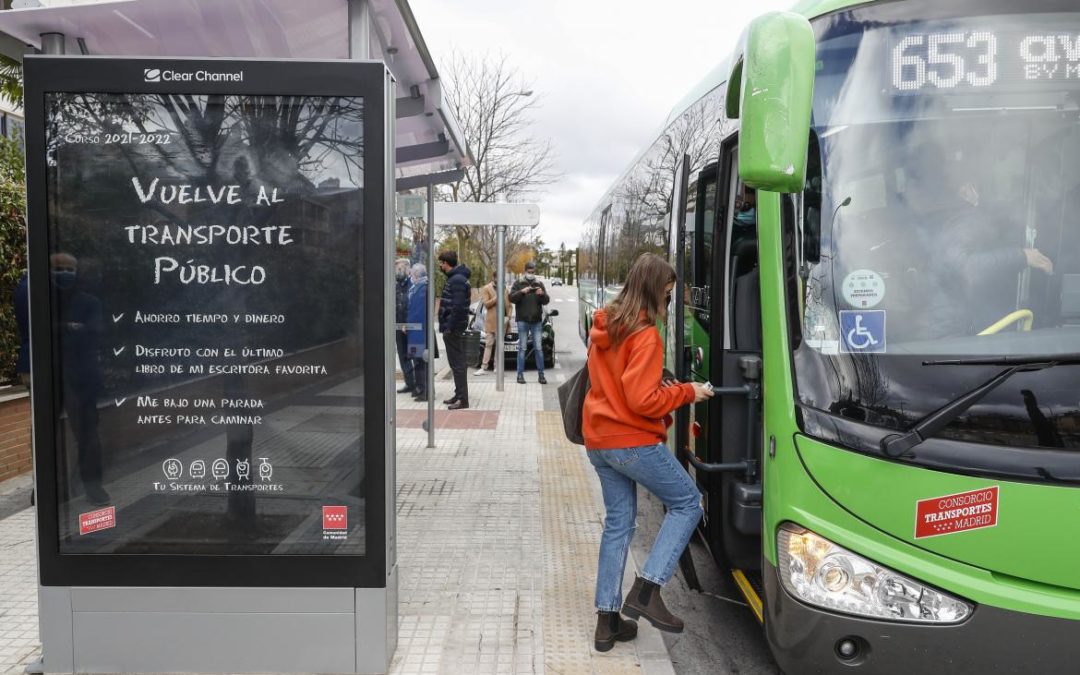 El consejero de Transportes de Madrid visita Majadahonda para inaugurar las paradas de bus «inteligentes»