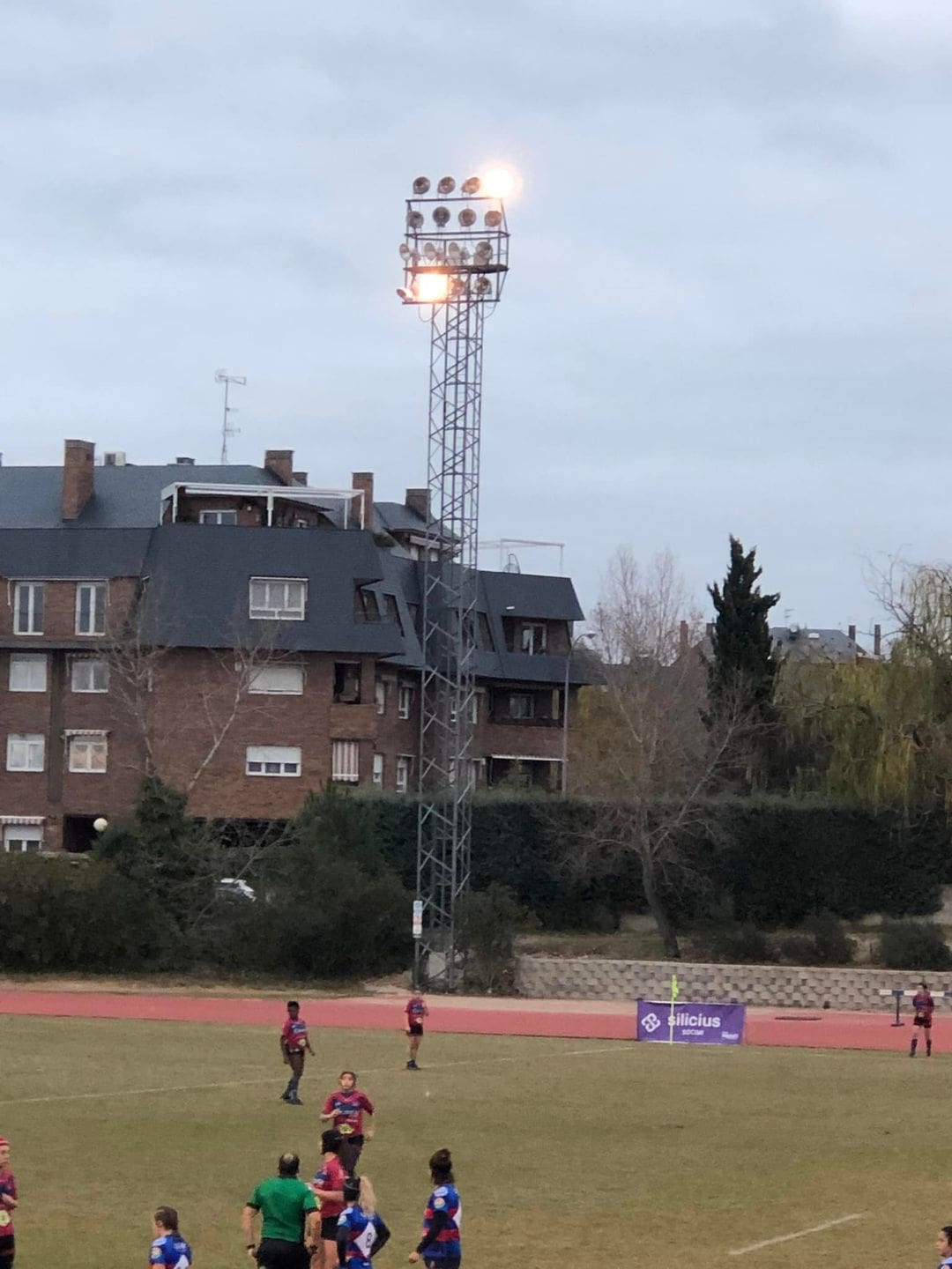 Los focos de los campos municipales de rugby y fútbol (Majadahonda) «dan menos luz que un mechero»