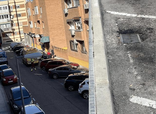 Una alcantarilla en mal estado provoca dos accidentes en Majadahonda: una rotura de tobillo y otra de cadera