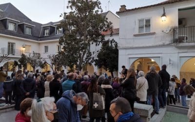 Primera concentración de los afectados por el cierre de la piscina de Huerta Vieja (Majadahonda) ante el Ayuntamiento