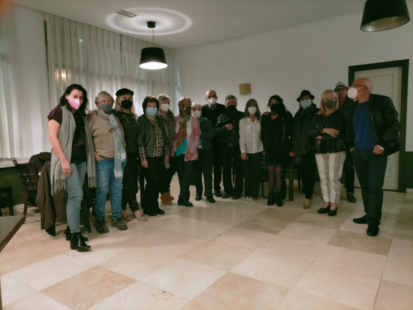 Veinte poetas y oyentes en el 43º Encuentro Poético de Majadahonda con Asunción Caballero y Eduardo Benítez